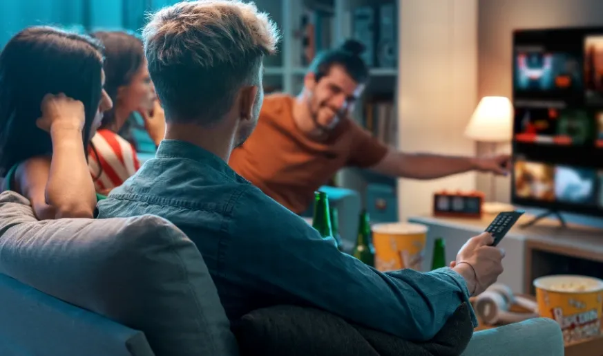 Foto de amigos viendo la televisión